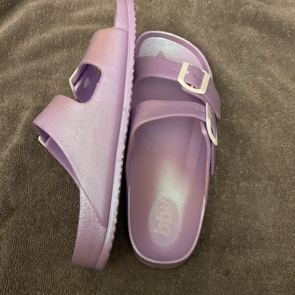 Cute purple sandals! Adjustable straps!